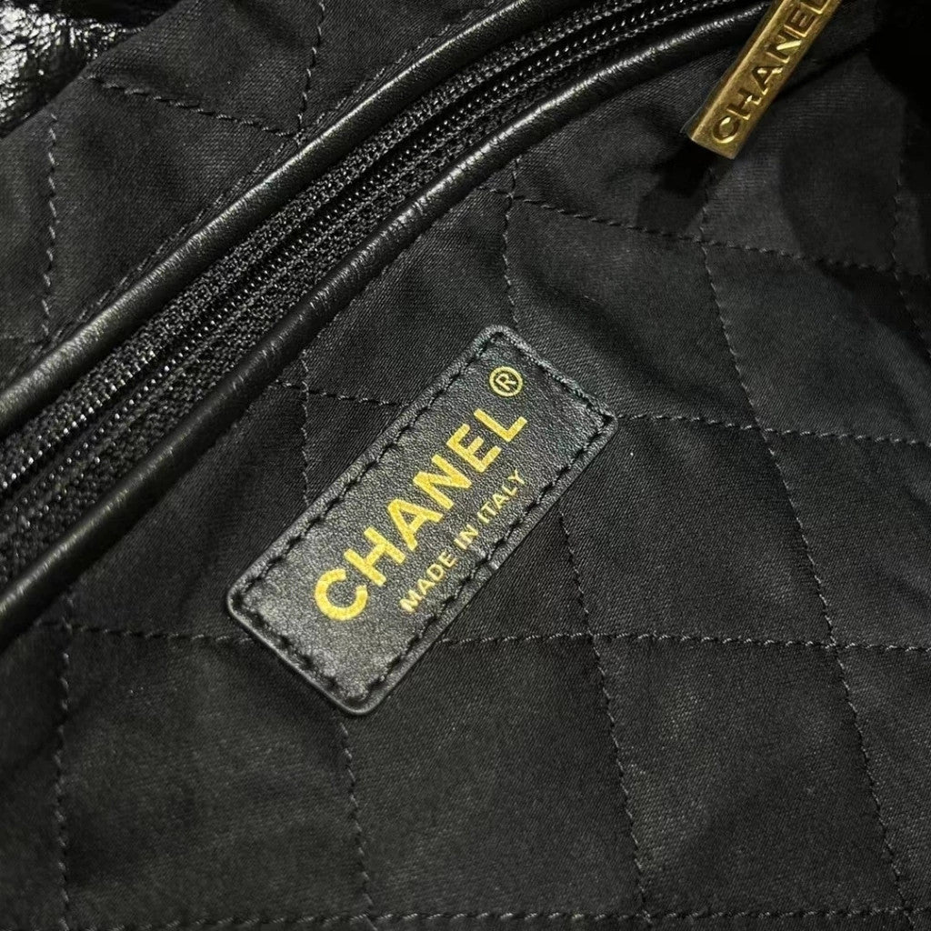 Chanel 22 Quilted Leather 15.4" (39 cm)