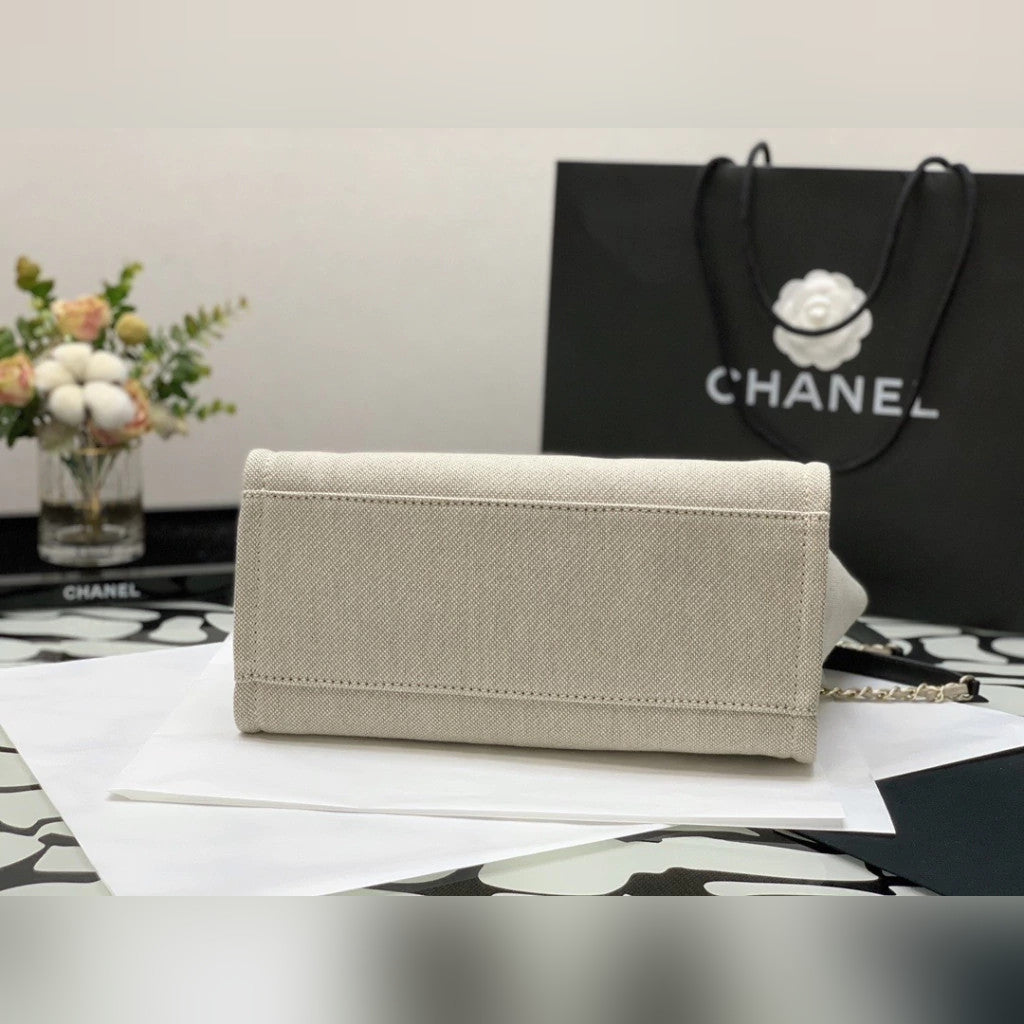 Chanel Deauville 15.4" (39 cm)