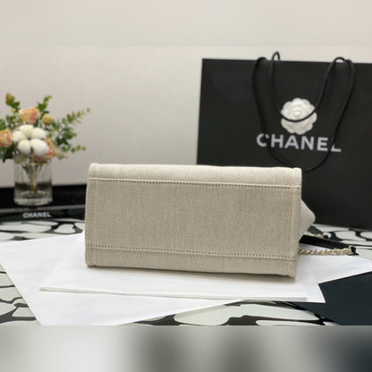Chanel Deauville 15.4" (39 cm)