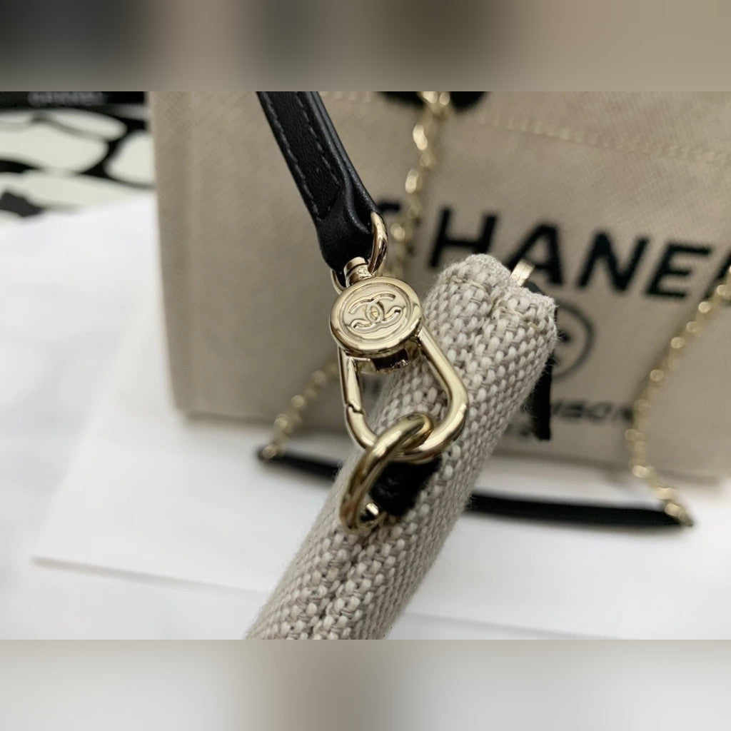 Chanel Deauville 15.4" (39 cm)