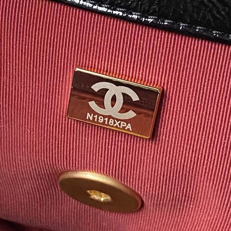 Chanel 19 Flap 7.6" (19.2 cm)