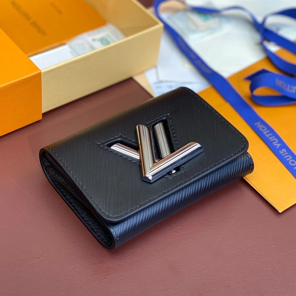 Louis Vuitton Close Assign Wallet 4.7" (12 cm)