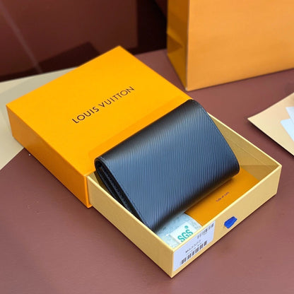 Louis Vuitton Close Assign Wallet 4.7" (12 cm)