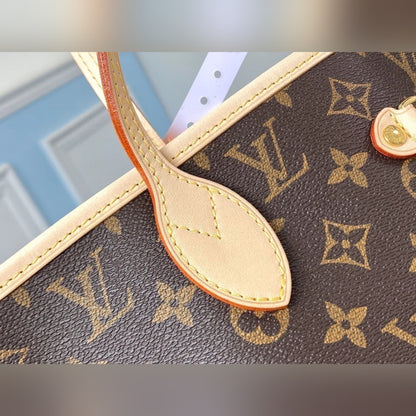 Louis Vuitton Neverfull MM Monogram with Red Lining 12.2" (31 cm)