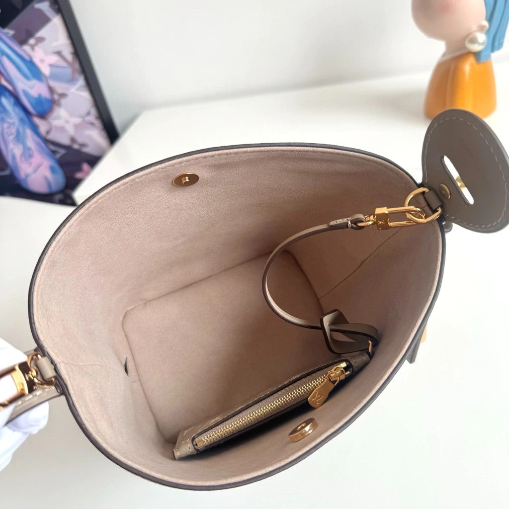 Louis Vuitton NéoNoé BB 6.3" (16 cm)