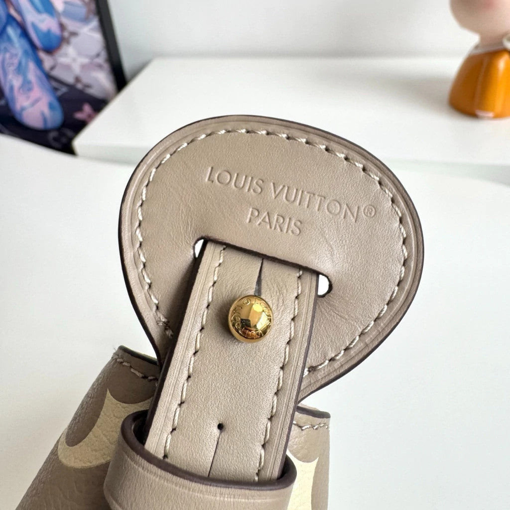 Louis Vuitton NéoNoé BB 6.3" (16 cm)