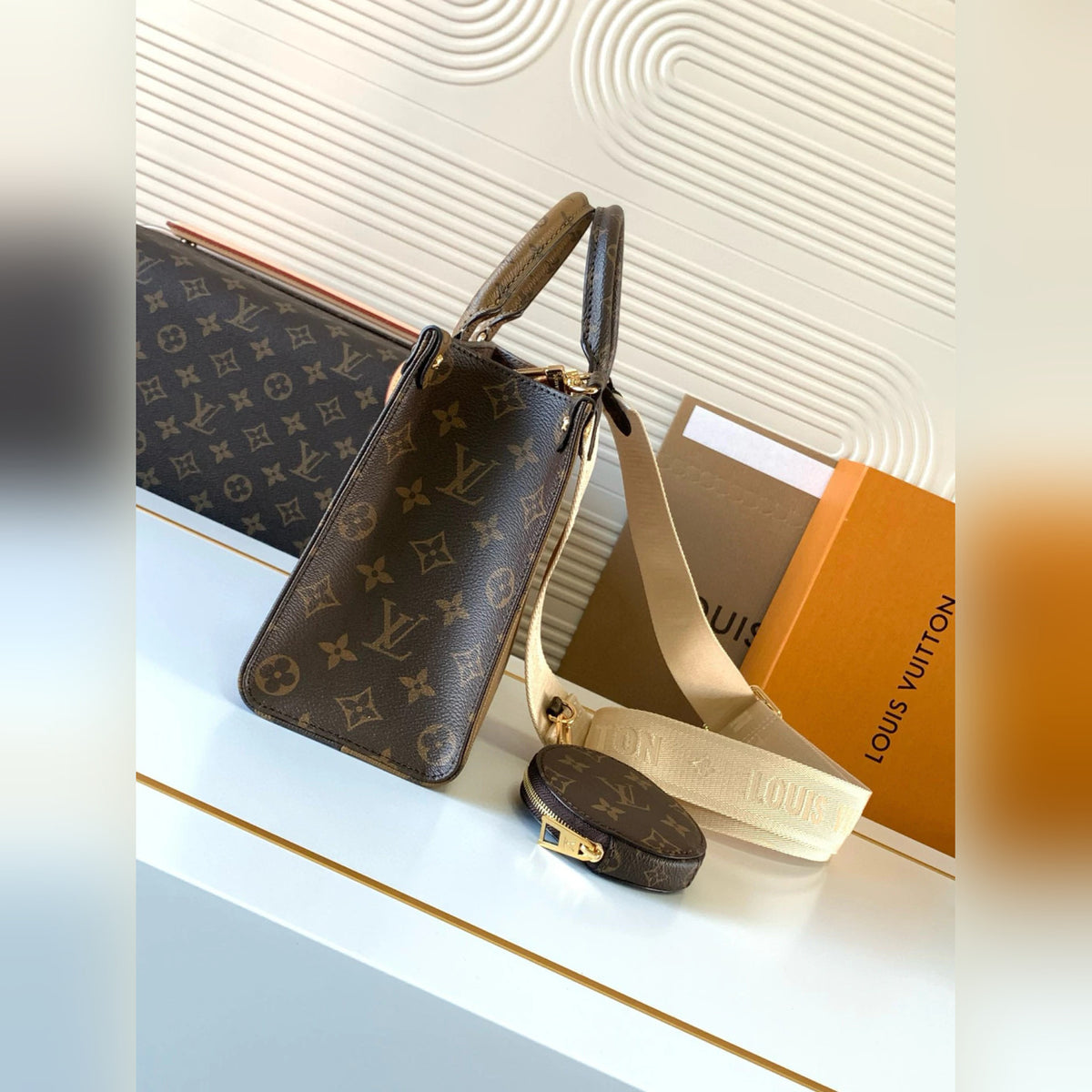 Louis Vuitton On the Go PM Monogram Reverse 9.8" (25 cm)