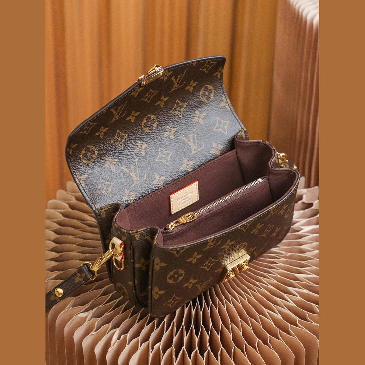 Louis Vuitton Pochette Métis East West Monogram 9.8" (25 cm)