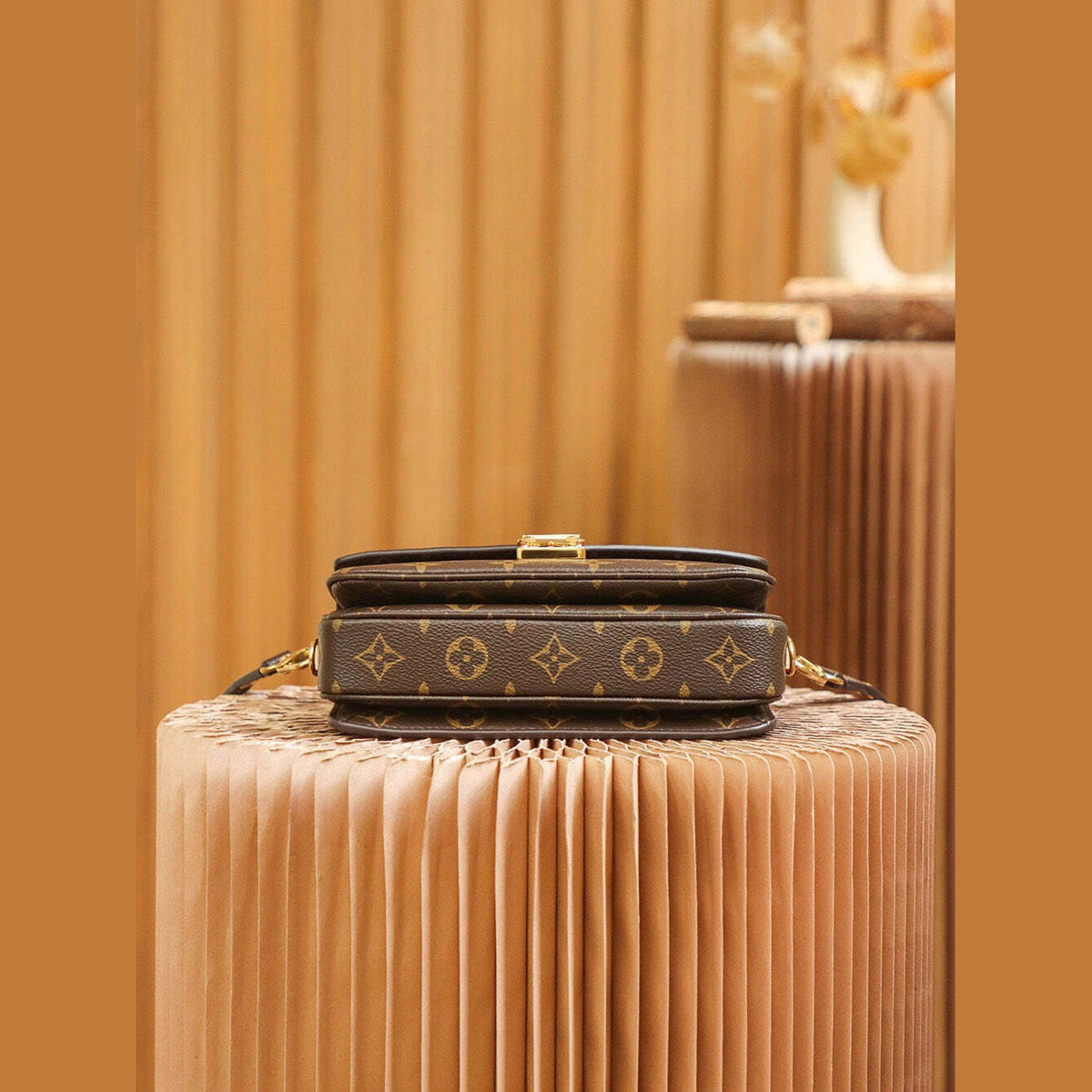 Louis Vuitton Pochette Métis East West Monogram 9.8" (25 cm)